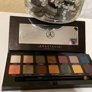 Anastasia Beverly Hills Subculture eyeshadow Palette